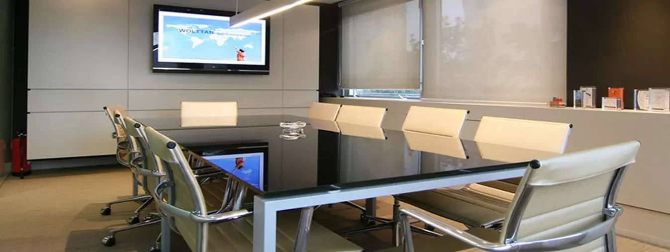 Sala de reuniones con instalación audiovisual