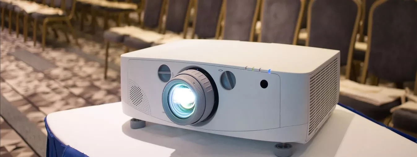 Proyector instalado para una presentación audiovisual
