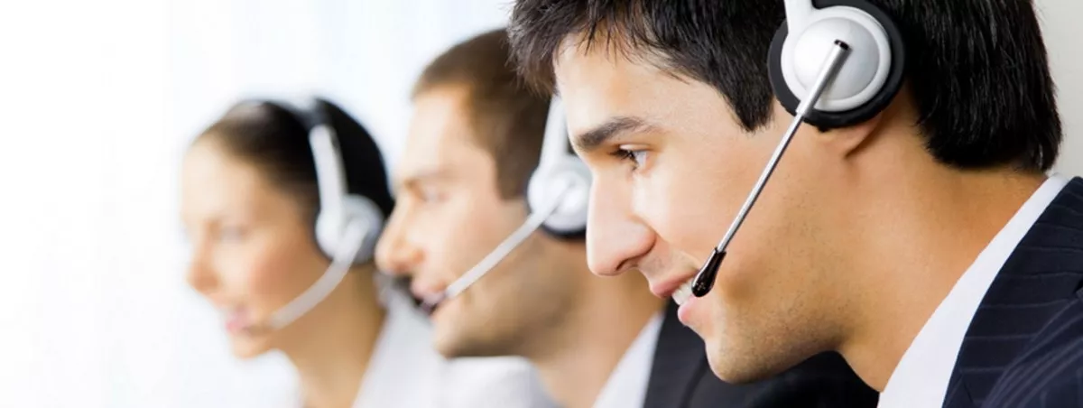 Equipo de atención al cliente con auriculares